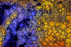 Farbiges Mosaik,  bestehend aus vielen kleinen, unregelmäßig geformten Steinchen.