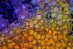 Farbiges Mosaik,  bestehend aus vielen kleinen, unregelmäßig geformten Steinchen.