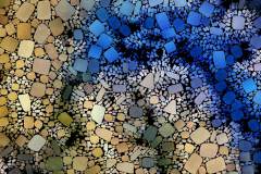 Farbiges Mosaik,  bestehend aus vielen kleinen, unregelmäßig geformten Steinchen.
