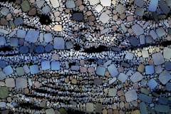 Farbiges Mosaik,  bestehend aus vielen kleinen, unregelmäßig geformten Steinchen.