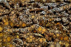 Farbiges Mosaik,  bestehend aus vielen kleinen, unregelmäßig geformten Steinchen.