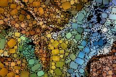 Farbiges Mosaik,  bestehend aus vielen kleinen, unregelmäßig geformten Steinchen.