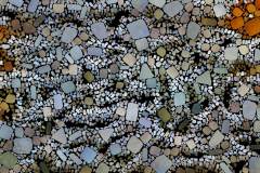 Farbiges Mosaik,  bestehend aus vielen kleinen, unregelmäßig geformten Steinchen.