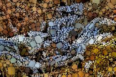 Farbiges Mosaik,  bestehend aus vielen kleinen, unregelmäßig geformten Steinchen.