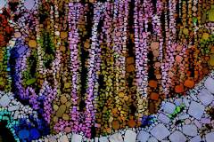 Farbiges Mosaik,  bestehend aus vielen kleinen, unregelmäßig geformten Steinchen.