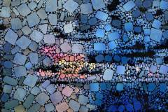 Farbiges Mosaik,  bestehend aus vielen kleinen, unregelmäßig geformten Steinchen.