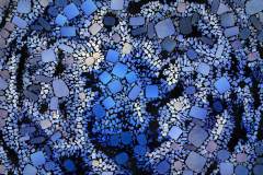 Farbiges Mosaik, bestehend aus vielen kleinen, unregelmäßig geformten Steinchen. Farbiges Mosaik, bestehend aus vielen kleinen, unregelmäßig geformten Steinchen.