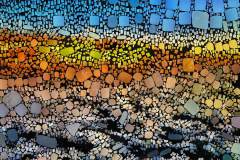 Farbiges Mosaik, bestehend aus vielen kleinen, unregelmäßig geformten Steinchen. Farbiges Mosaik, bestehend aus vielen kleinen, unregelmäßig geformten Steinchen.