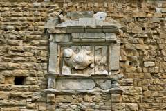Colonnata-Mauer mit dekorativen Fenster, im Photo-to-ART Stil.