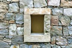 Colonnata-Mauer mit dekorativen Fenster, im Photo-to-ART Stil. Colonnata-Mauer mit dekorativen Fenster, im Photo-to-ART Stil.