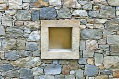 Colonnata-Mauer mit dekorativen Fenster, im Photo-to-ART Stil.